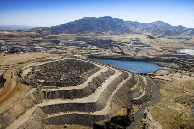 Tambang Langer Heinrich terletak di dasar Pegunungan Langer Heinrich di gurun Namib barat Namibia. Sampai tahun 2013, tambang Rossing Rio Tinto adalah produsen uranium terbesar di negara ini. Namun, sementara produksi uranium di Langer Heinrich stabil sekitar 2.000 ton per tahun sejak 2012, output di Rossing telah menurun dari lebih dari 3.000 ton di tahun 2008 menjadi lebih dari 1.300 ton pada tahun 2014.