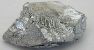 Kromium adalah logam perak, berkilau, sangat keras yang bisa memoles cat cermin tinggi. Krom juga tidak berbau, tidak berasa, dan mudah dibentuk. Logam ini membentuk lapisan oksida pelindung tipis di udara. Krom juga terbakar saat dipanaskan untuk membentuk oksida kromium oksida Cr2O3